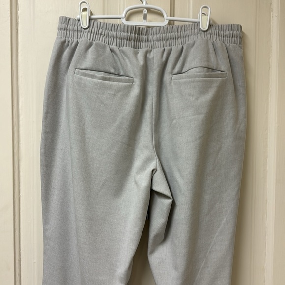 Nine West comfy slacks with deep front pockets, pale gray, 27” inseam size large - Picture 4 of 7